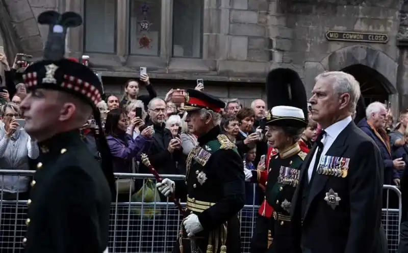 i figli della regina accompagnano il feretro a edimburgo 2