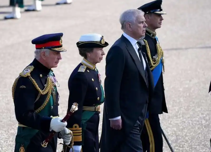 i figli della regina accompagnano il feretro a edimburgo 3