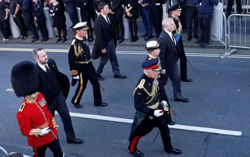 i figli della regina accompagnano il feretro a edimburgo 5