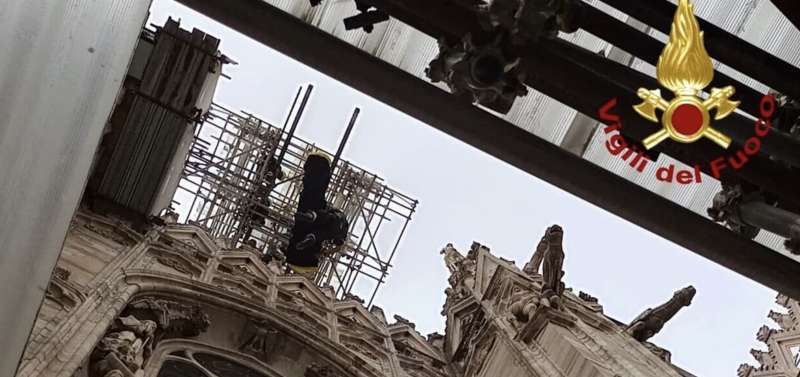 i pompieri calano la turista dal duomo 1