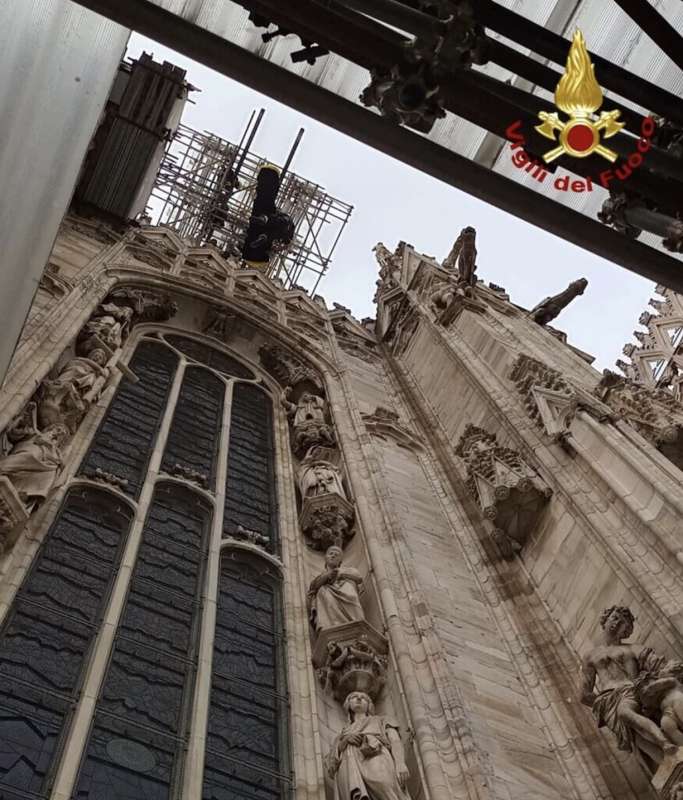 i pompieri calano la turista dal duomo 3