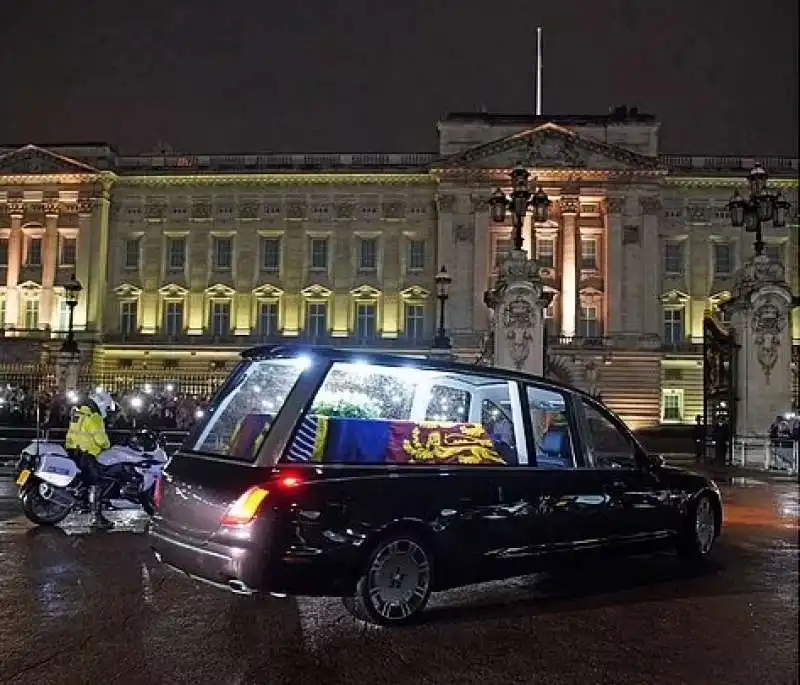 il feretro della regina elisabetta arriva a buckingham palace