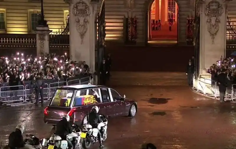 il feretro della regina elisabetta arriva a buckingham palace 3