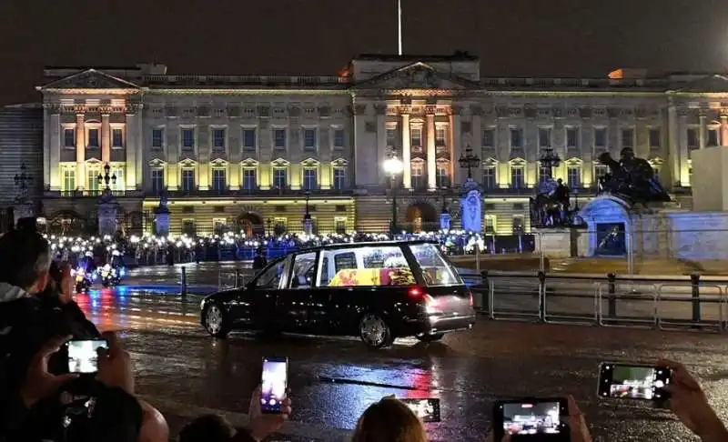 il feretro della regina elisabetta arriva a buckingham palace 4