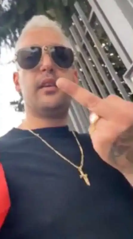 il rapper nicholas lo presti si consegna ai carabinieri in diretta social 