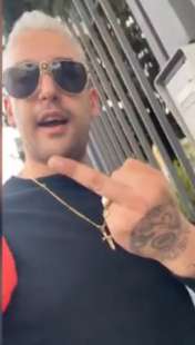 il rapper nicholas lo presti si consegna ai carabinieri in diretta social