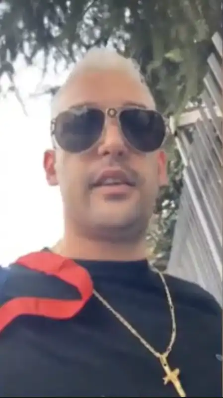 il rapper nicholas lo presti si consegna ai carabinieri in diretta social 