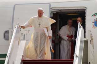 in viaggio il documentario su bergoglio di gianfranco rosi