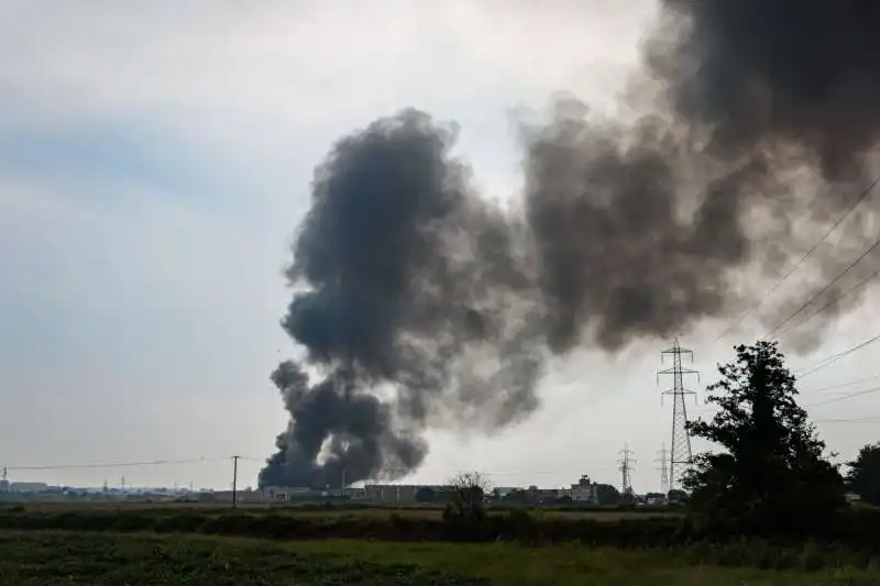 incendio alla nitrolchimica a san giuliano milanese   1