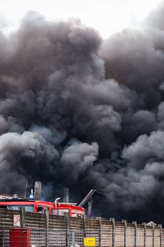 incendio alla nitrolchimica a san giuliano milanese 11