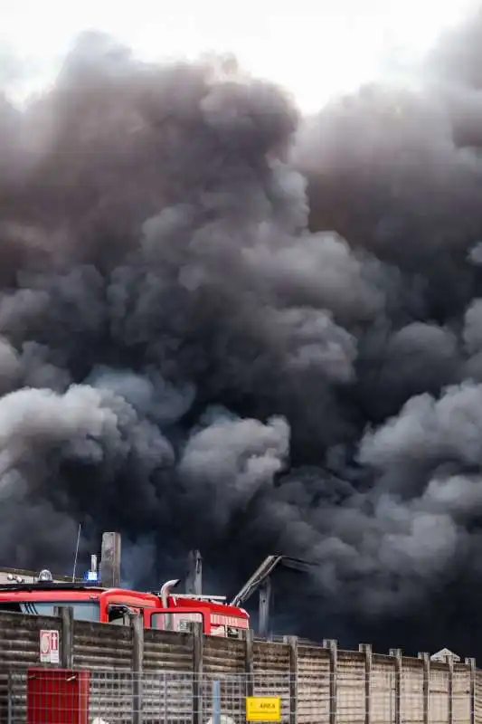 incendio alla nitrolchimica a san giuliano milanese   11