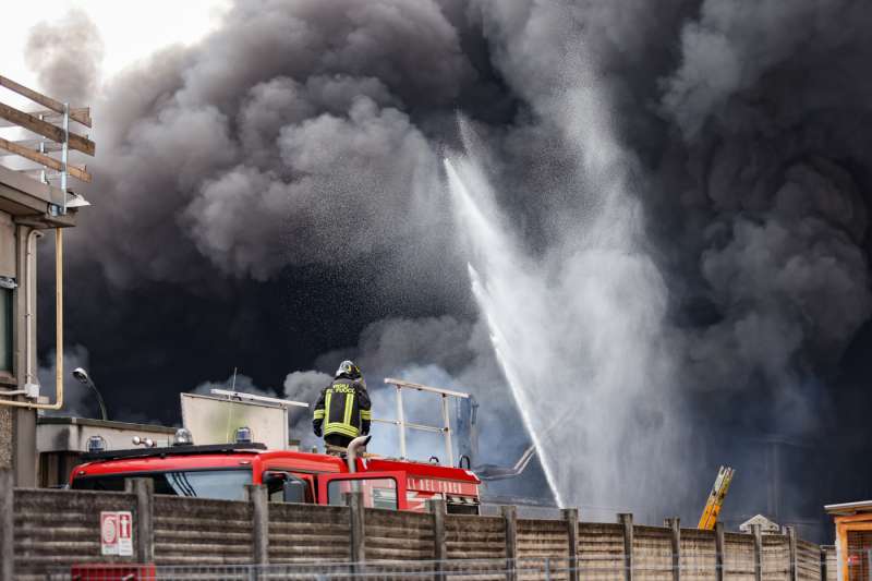 incendio alla nitrolchimica a san giuliano milanese 12