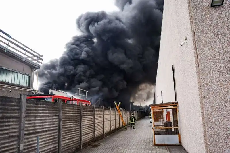 incendio alla nitrolchimica a san giuliano milanese   13