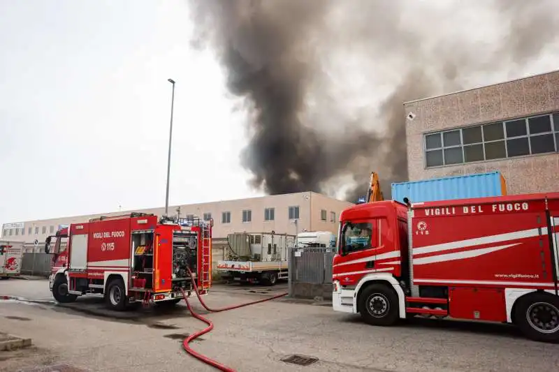 incendio alla nitrolchimica a san giuliano milanese   14