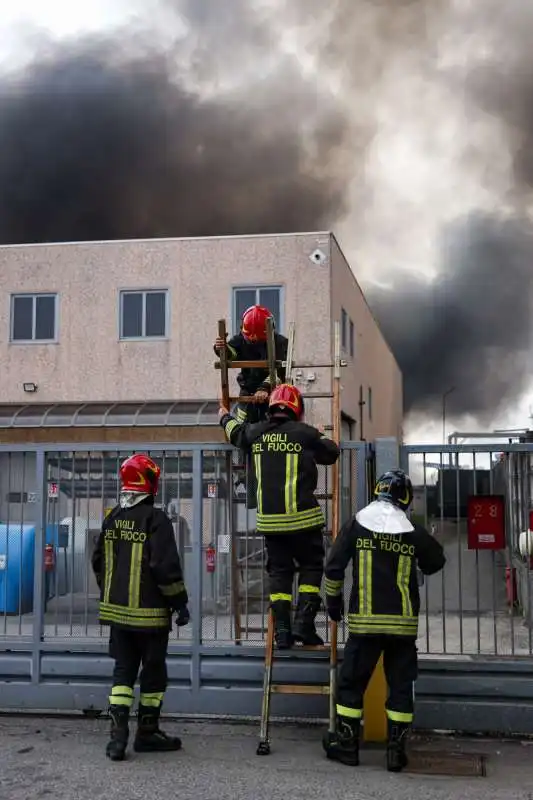 incendio alla nitrolchimica a san giuliano milanese   19