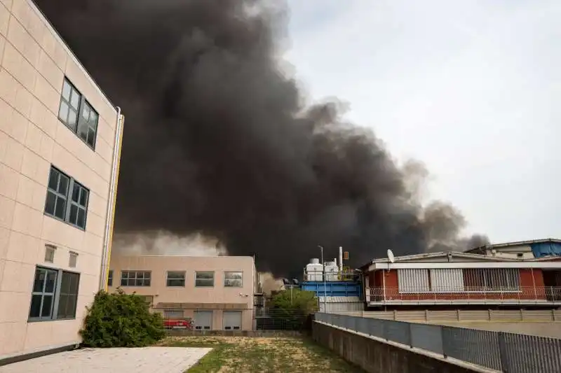 incendio alla nitrolchimica a san giuliano milanese   3