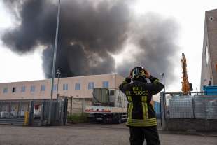 incendio alla nitrolchimica a san giuliano milanese 5