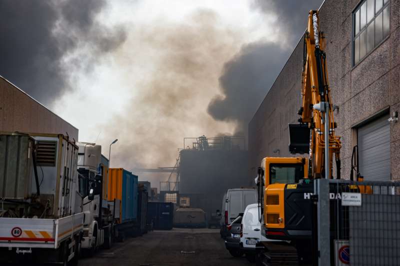 incendio alla nitrolchimica a san giuliano milanese 7