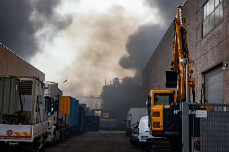 incendio alla nitrolchimica a san giuliano milanese   7