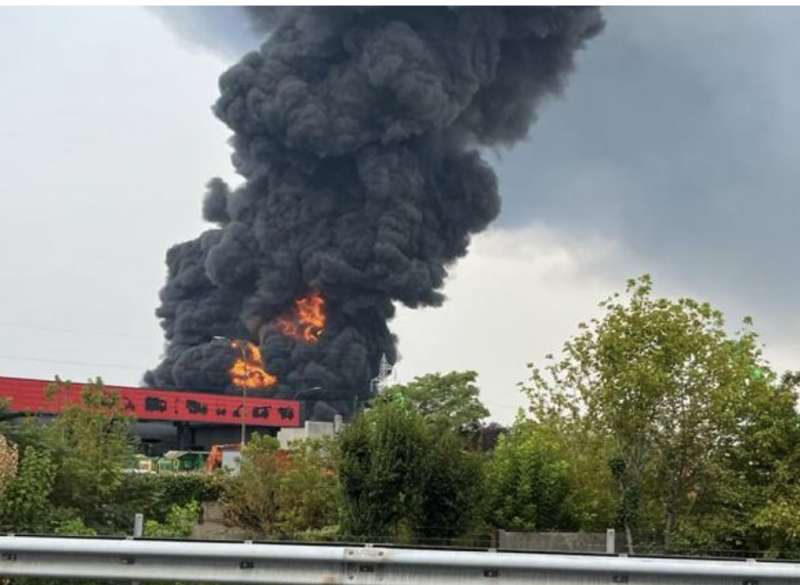 incendio alla nitrolchimica di san giuliano milanese 1