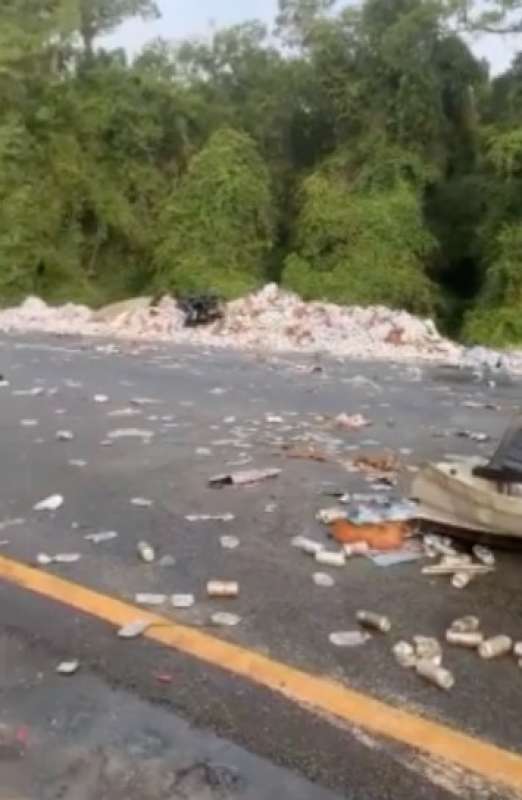 incidente tra camion che trasportavano birra 1