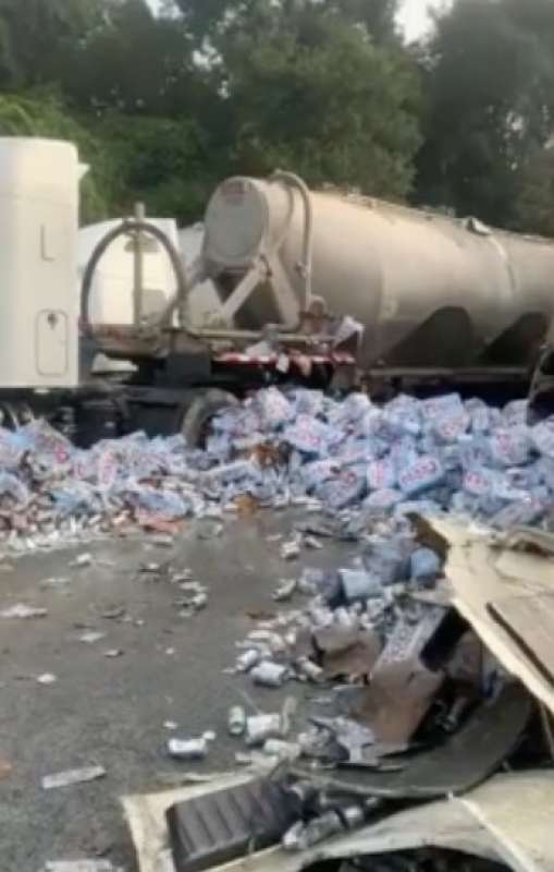 incidente tra camion che trasportavano birra 3