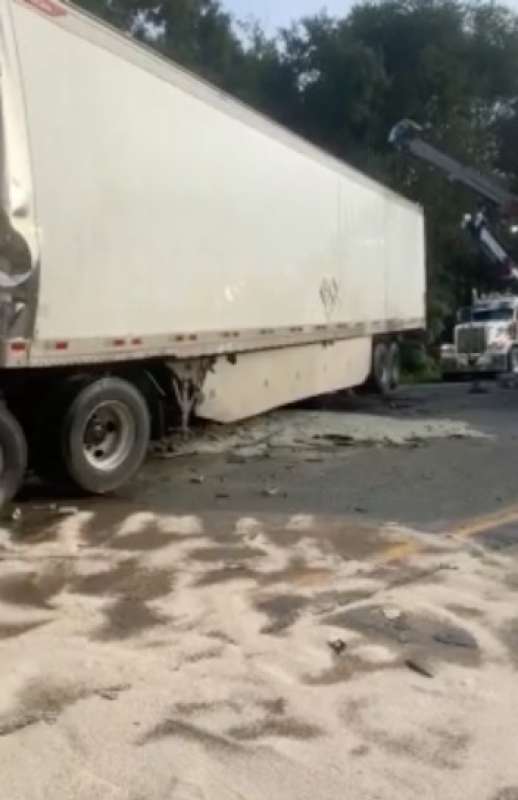 incidente tra camion che trasportavano birra 4