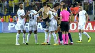 INVASORE TIRA UN CALCIO A UN GIOCATORE DEL BESIKTAS