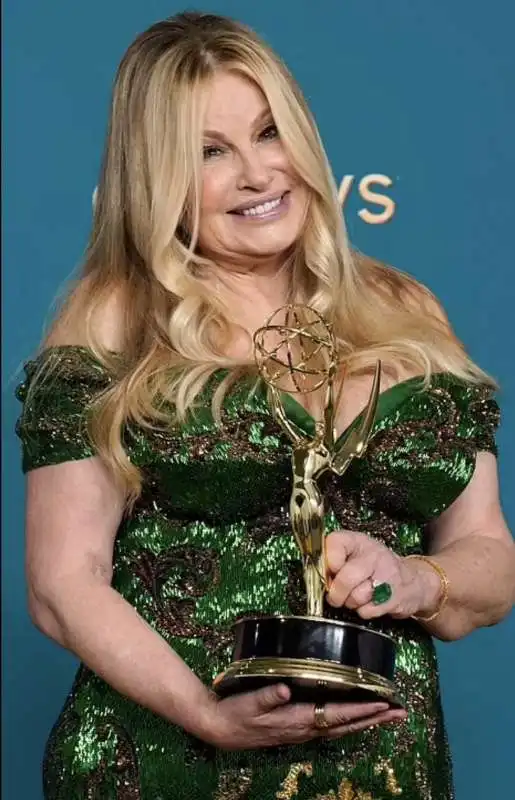 jennifer coolidge   emmy 2022