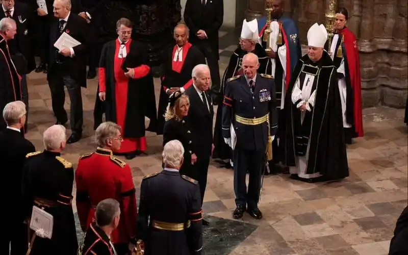 joe biden e la moglie jill al funerale della regina elisabetta