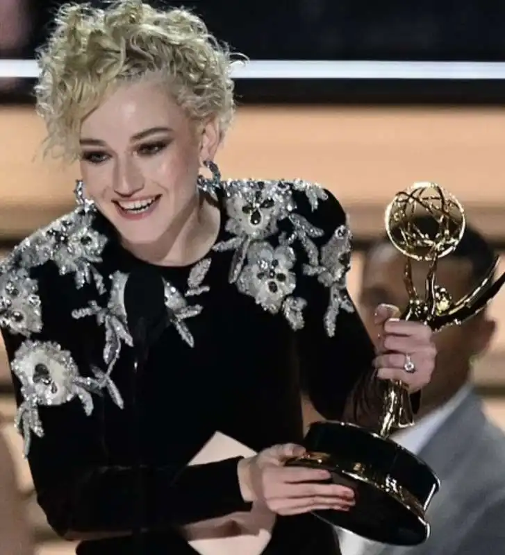 julia garner   emmy 2022.  