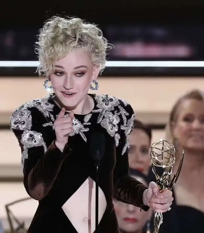 julia garner   emmy 2022