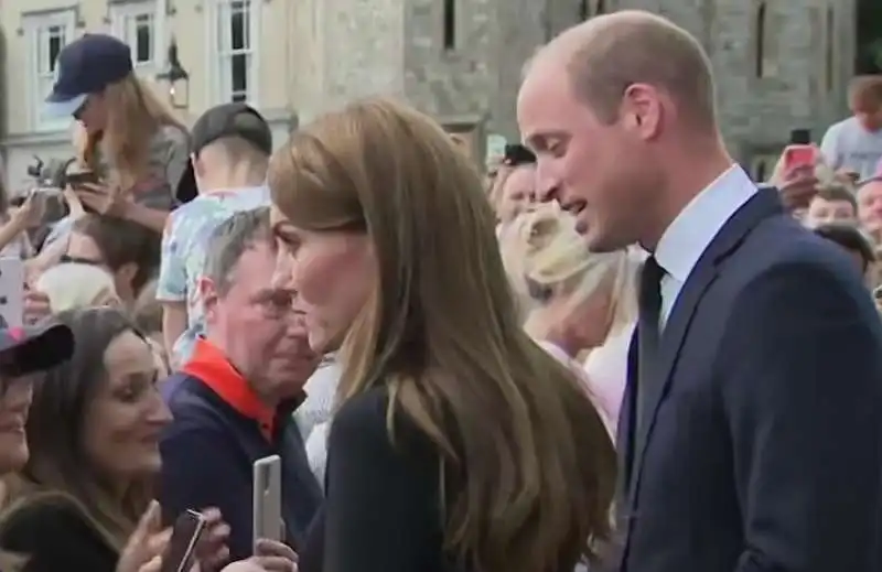 kate e william salutano i sudditi 