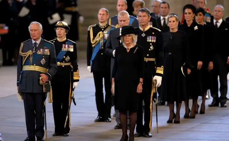 la famiglia reale a westminster hall dietro il feretro di elisabetta