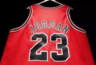 la maglia indossata da michael jordan nella sua ultima stagione