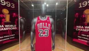 la maglia indossata da michael jordan nella sua ultima stagione