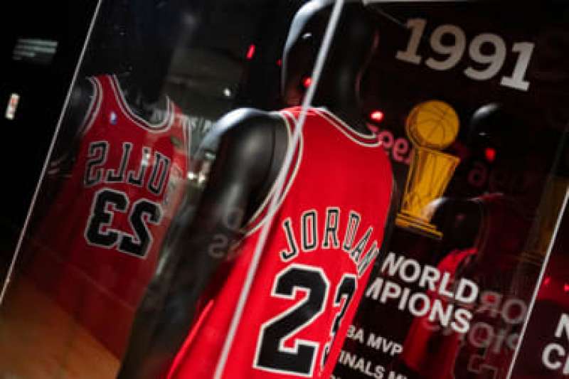 la maglia indossata da michael jordan durante le nba finals del 1998 e'  stata venduta all'asta per.. - Sport