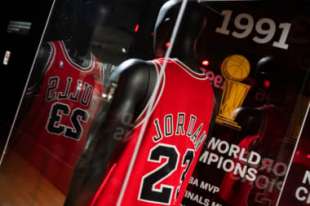 la maglia indossata da michael jordan nella sua ultima stagione