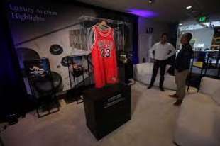 la maglia indossata da michael jordan nella sua ultima stagione