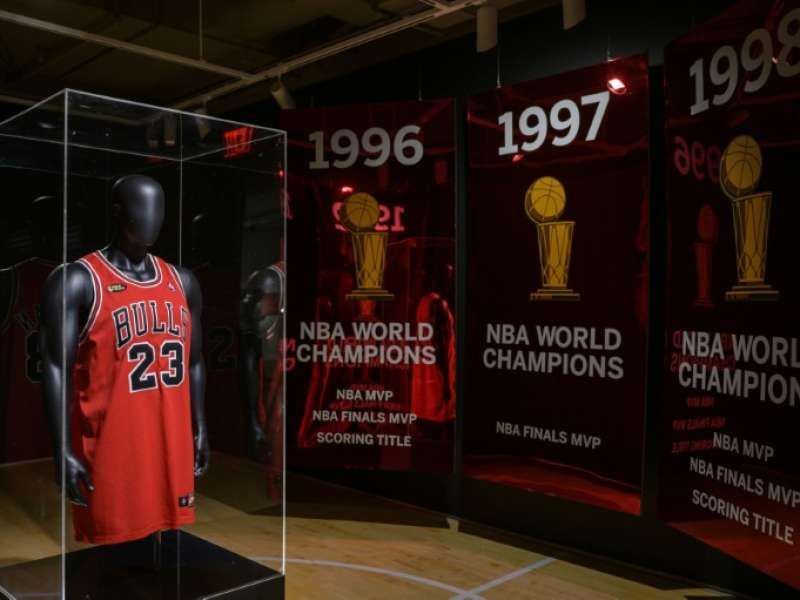 la maglia indossata da michael jordan nella sua ultima stagione