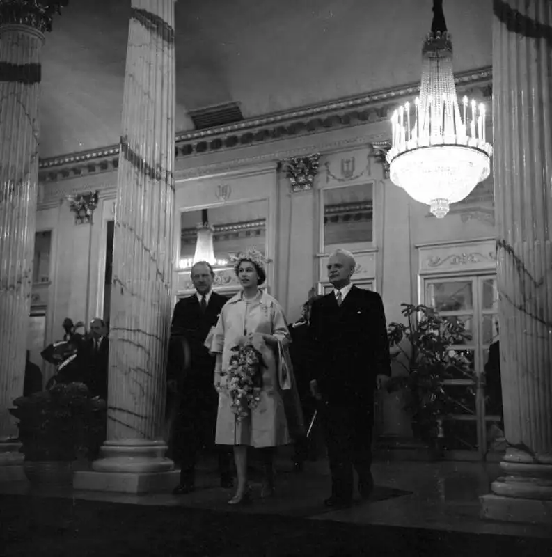 LA REGINA ELISABETTA ALLA SCALA DI  MILANO 1961