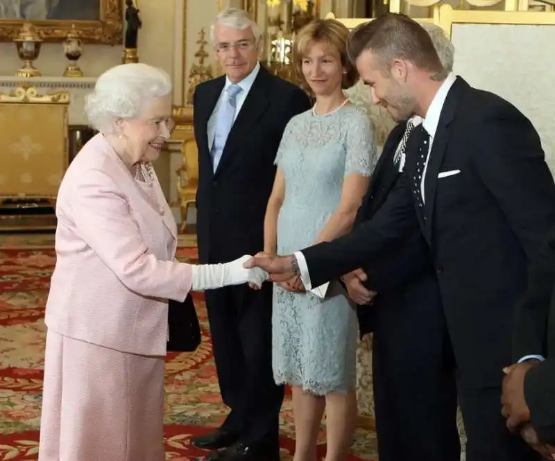 la regina elisabetta con david beckham 