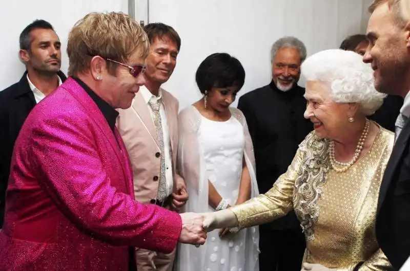 la regina elisabetta con elton john 