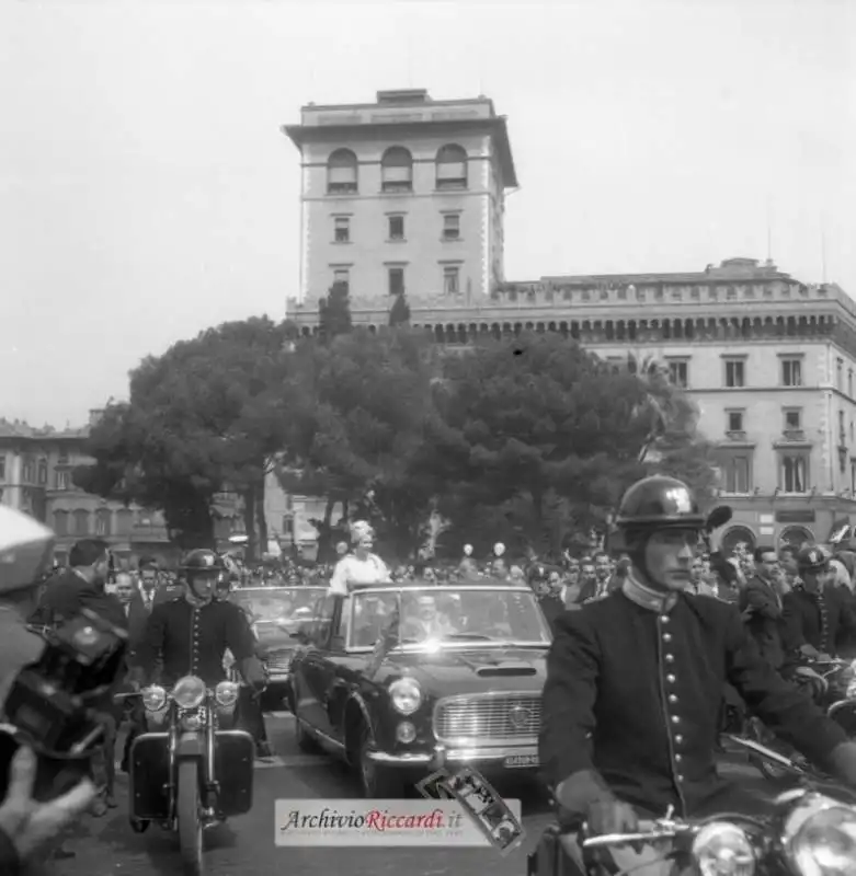 le quattro visite della regina elisabetta ii a roma 56