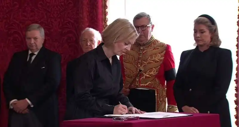 liz truss firma la proclamazione di re carlo iii