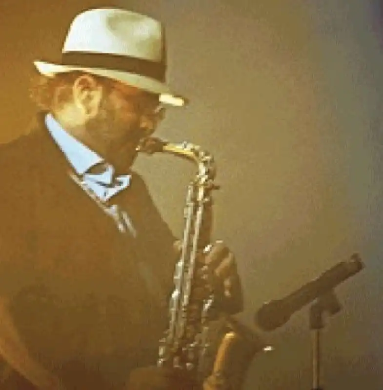 lucio dalla suona il sax