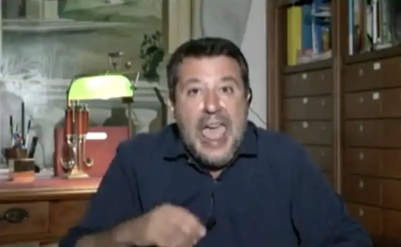 matteo salvini parla in corsivo a fuori dal coro3