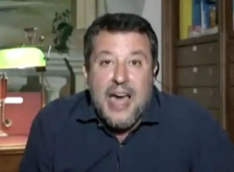 matteo salvini parla in corsivo a fuori dal coro6