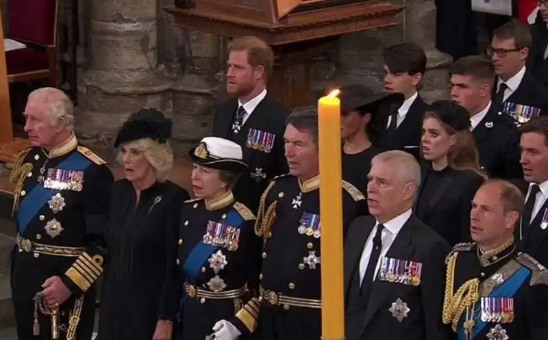 meghan markle oscurata da un lume al funerale della regina elisabetta 1