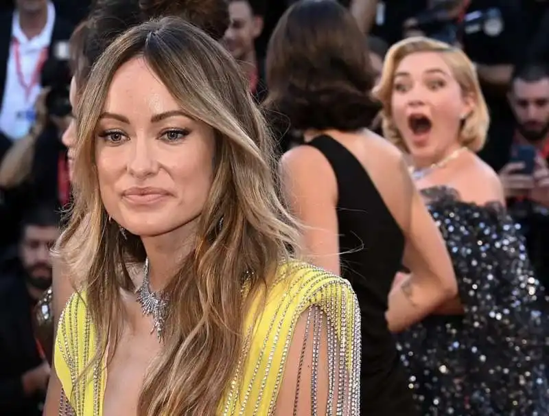 olivia wilde e dietro florence pugh a bocca aperta 